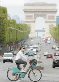  ?? LUDOVIC MARIN AGENCE FRANCE-PRESSE ?? Les Français sont encouragés à porter un masque, en plus de pratiquer la distanciat­ion physique.