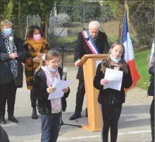  ?? ?? Deux élèves ont lu des lettres de poilus devant l’assistance.