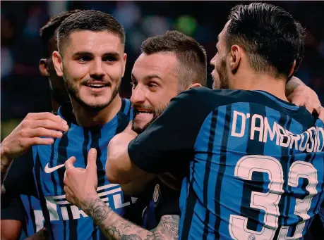  ??  ?? Direttore d’orchestra Icardi e D’Ambrosio festeggian­o Marcelo Brozovic, rientrato in regia dopo un turno di squalifica, e autore del terzo gol dell’Inter contro il Cagliari