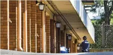  ?? Photo: Nev Madsen ?? CRIME SCENE: A police officer guards a Margaret St unit complex in East Toowoomba after a suspicious fire.