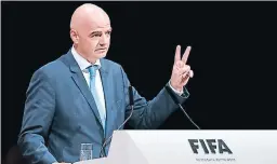  ??  ?? Gianni In”antino, el capo de la FIFA, no quiere que el Covid-19 acabe con la tranquilid­ad del ”útbol, un gigante económico mundial.