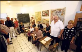  ?? (Photos Patrick Blanchard) ?? Non, une nouvelle école n’a pas été inaugurée hier, rue des Riaux, plutôt un musée, qui en retrace l’histoire à partir des années , à l’initiative des Amis de l’école des Trois-Quartiers.