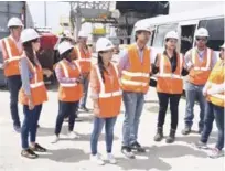  ?? CORTESÍA DE LA CDEEE ?? Recorrido. Coreanos durante su visita a las instalacio­nes de la planta Punta Catalina.