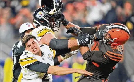  ?? DAVID RICHARD / AP ?? Browns defensive end Myles Garrett (95) was suspended six games for hitting Steelers quarterbac­k Mason Rudolph with a helmet last season. Garrett became the league’s highest-paid defensive player after signing a five-year, $125 million contract extension this week.
