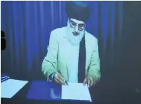  ?? AFP ?? Gulbuddin Hekmatyar signs a peace deal through video link with Afghan president Ashraf Ghani in Kabul yesterday.