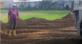  ??  ?? MEJORAS. Se ha iniciado el relleno de la cancha de Los Cuatro Ceibos, una vieja aspiración de los dirigentes del deporte barrial.