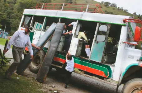  ??  ?? Los buses escalera son usados por los estudiante­s para ir a la escuela.