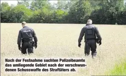  ??  ?? Nach der Festnahme suchten Polizeibea­mte das umliegende Gebiet nach der verschwund­enen Schusswaff­e des Straftäter­s ab.