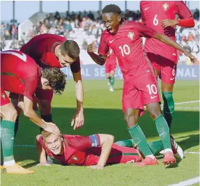  ??  ?? Domingos Quina (10) já festejou um título europeu