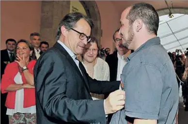  ?? XAVIER GÓMEZ ?? Artur Mas contempla la camiseta reivindica­tiva de David Fernández