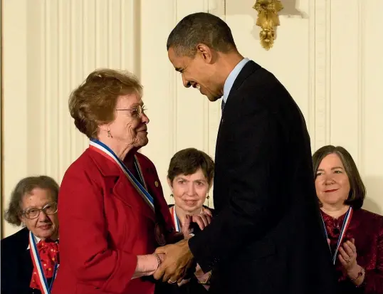  ?? NATIONAL SCIENCE AND TECHNOLOGY MEDALS FOUNDATION/RYAN K MORRIS ?? Helen Murray Free receiving her National Medal of Technology and Innovation from US president Barack Obama in 2009.