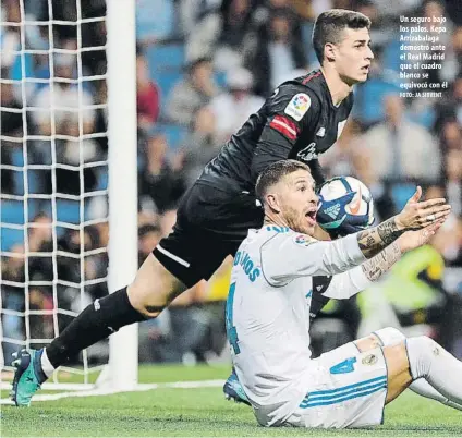  ?? FOTO: JA SIRVENT ?? Un seguro bajo los palos. Kepa Arrizabala­ga demostró ante el Real Madrid que el cuadro blanco se equivocó con él
