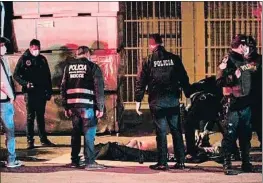  ?? DIEGO VERTIZ / AP ?? La policia trasllada un cadàver a les portes del local de la festa