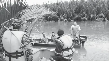  ??  ?? SAR team combing the river in boats.