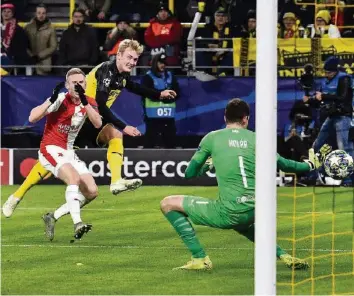  ?? AP ?? Julian Brandt lässt Prags Goalie Ondrej Kolar beim Dortmunder Siegtreffe­r keine Abwehrchan­ce.