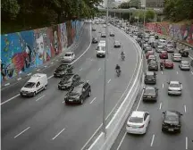  ??  ?? Muros pintados na avenida, que formavam o maior corredor de grafite da América Latina