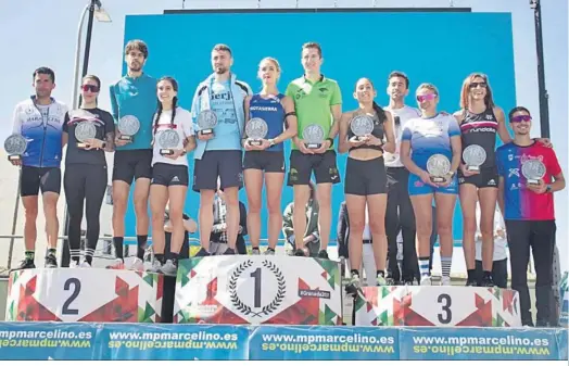  ?? ?? Los ganadores de las distintas categorías de la prueba de los 10 kilómetros recibiendo sus trofeos durante el acto de la entrega de premios.