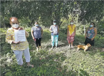  ??  ?? Peligro. Representa­ntes de la directiva, expone la problemáti­ca de la cárcava que con cada lluvia se hace más grande en la senda 13 de Jardines de La Sabana, advierte que habitantes corren peligro.