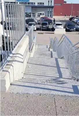  ?? ?? Nuevas escaleras desde Urgencias hasta la entrada principal del nuevo hospital.