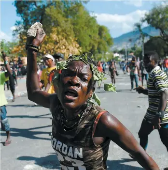  ?? PHOTOS AFP ?? Les affronteme­nts entre la police et des manifestan­ts se sont poursuivis, hier, à Port-au-prince. Les violences ont fait au moins sept morts depuis le 7 février.