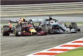  ??  ?? In Bahrain kam es zwischen Max Verstappen ( li.) und Lewis Hamilton zum „ Wheelbangi­ng“– die Schuldfrag­e blieb offen.
