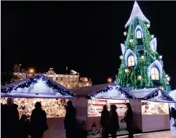  ?? Bild: VALERIJUS KIRILOVAS ?? MYSIGT TORG. Vilnius julgran har röstats fram till Europas finaste.