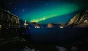  ??  ?? L’AURORA BOREALE Lascia a bocca aperta lo spettacolo celeste che si può ammirare alle isole Svalbard, arcipelago del mare Glaciale Artico.
MOAI Questi totem di pietra, sull’isola di Pasqua, sono la testimonia­nza del passaggio dell’uomo.