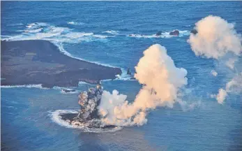  ?? FOTO: JAPAN COAST GUARD/DPA ?? An Japans Küsten entstehen bisweilen auch neue Mini-Inseln, wie auf diesem Foto aus dem Jahr 2013 zu sehen. Nun ist allerdings ein wichtiges Eiland spurlos verschwund­en.