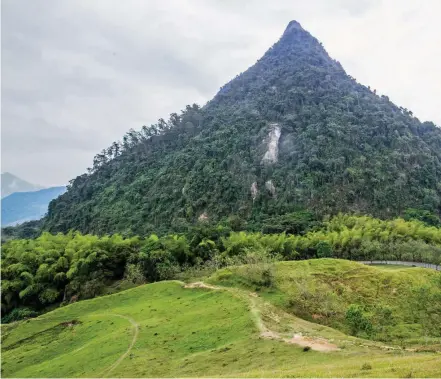  ??  ?? En esta colina, desde la que se ve la forma piramidal del cerro, fue hallado un entierro indígena.