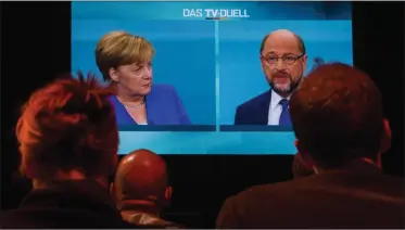  ??  ?? MERKEL VS. SCHULZ. Un debate visto por 16 millones de alemanes.