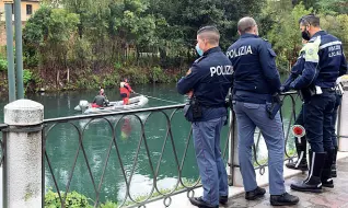  ??  ?? Sile Polizie e vigili del fuoco impegnati nella ricerca del giovane a Treviso (FOTO/Balanza)