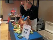  ?? NICHOLAS BUONANNO — NBUONANNO@TROYRECORD.COM ?? Mark Miron, owner of Park Pub restaurant, cuts up some pulled pork.