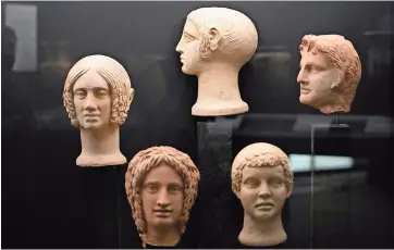  ?? ?? CABEZAS Y medias cabezas votivas de terracota de los siglos III y IV a.c. se exponen en el nuevo ‘Museo de Arte Rescatado’ de Roma