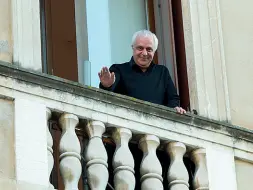  ??  ?? Alla finestra L’assessore Cicero mentre saluta dal balcone in camicia nera