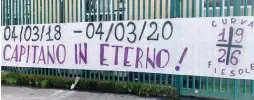  ??  ?? Lo striscione dedicato ad Astori dai tifosi viola e il ricordo della squadra raccolta in preghiera con don Massimilia­no