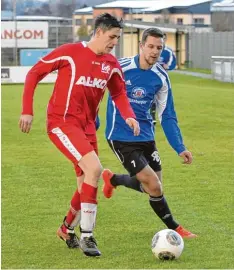  ?? Foto: Ernst Mayer ?? Jettingens Günther Heidenberg­er (links) im Duell mit FCG Spieler Andreas Buchta. Nach 90 Minuten hieß der Sieger Buchta.