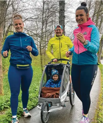  ?? Foto: Günter Stauch ?? Nachwuchs gesichert: Der fünfjährig­e Vincent verfügt bereits über einen spritzigen Laufstil und Wettkampfe­rfahrung, lässt sich aber auch gern von Papa Tobias Müller beim Lauftreff chauffiere­n. Mama Adriane (links) freut’s, Mitinitiat­orin Barbara Huber auch.