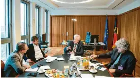  ?? Fotos: Bernd von Jutrczenka ?? Bundesinne­nminister und Noch-CSU-Chef Horst Seehofer im Gespräch mit Holger Sabinsky-Wolf (von links), Gregor Peter Schmitz und Stefan Lange.