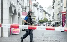  ?? ENNIO LEANZA/KEYSTONE VIA AP ?? The police shut down the old town of Schaffhaus­en in Switzerlan­d, while they search for an unknown man who attacked people, on Monday.