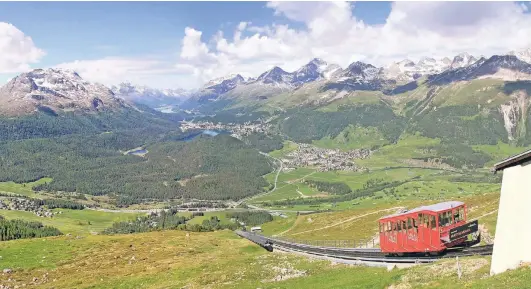  ?? FOTOS (2): MICHAEL JUHRAN ?? Vom Muottas Muragl überblickt man eine der schönsten Gegenden der Schweiz.