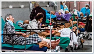  ?? ?? CRISIS ZONE: Covid patients in an overcrowde­d holding area at a Hong Kong hospital