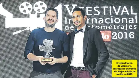  ??  ?? Cristian Flores, de Cinemark, entregando el premio a la Mejor edición de sonido en 2016.