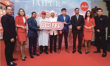  ??  ?? High Commision of India First Secretary (Commerce) Bramha Kumar (third from left), AirAsia X group chief executive officer Datuk Kamarudin Meranun (fourth from left), adviser to Malaysian Indian Business Council Tan Sri Ajit Singh (centre) and AirAsia...