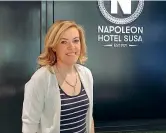  ??  ?? In prima linea Patrizia Ferrarini guida l’associazio­ne dei commercian­ti della Val Susa ed è inoltre titolare del Napoleon, l’albergo degli anni degli scontri