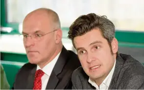  ??  ?? Ordnungsre­ferent Dirk Wurm (rechts) neben Oberbürger­meister Kurt Gribl.