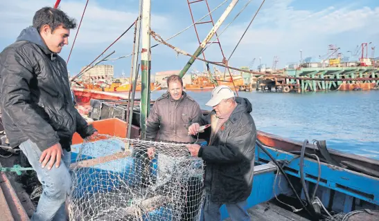  ??  ?? Pesca, en crisis. El motor de la economía marplatens­e se vio seriamente afectado por un decreto firmado por Cristina Kirchner que otorga beneficios a los puertos del Sur; cada vez hay menos trabajo para realizar en el puerto