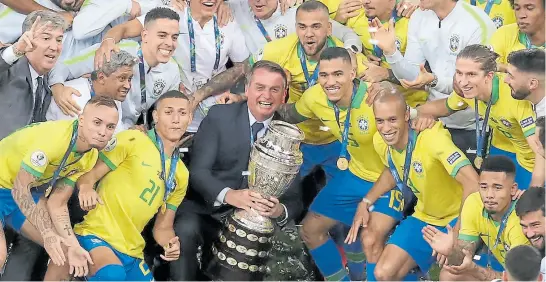  ?? Deportes ?? Mientras sigue el debate por las declaracio­nes de Messi y la controvers­ia entre la AFA y la Conmebol, Brasil se consagró campeón de la Copa América tras el 3-1 ante Perú, y el equipo en pleno celebró junto al presidente Bolsonaro. Esta vez, no hubo suspicacia­s: el árbitro chileno Roberto Tobar le cobró un penal en contra al local y expulsó a Jesús.