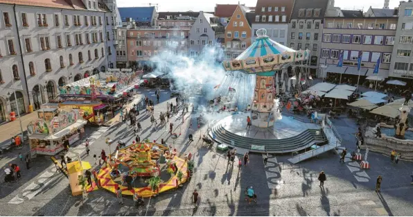  ?? Foto: Michael Hochgemuth (Archivbild) ?? Im Corona‰Sommer 2020 stand ein Kettenkaru­ssell auf dem Augsburger Rathauspla­tz. Die Stadt arbeitet an Konzepten, wie der nächste Sommer so gestaltet werden kann, dass Handel und Gastronomi­e wiederbele­bt werden.