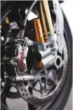  ??  ?? Les deux étriers avant sont des Brembo GP 4 PR à 4 pistons, qui pincent des disques de 320 mm (220 mm à l’arrière).