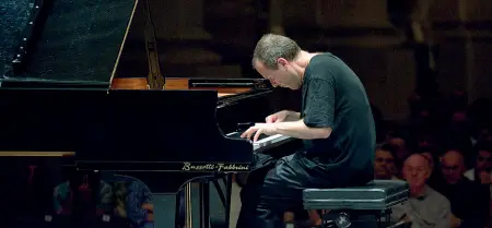  ??  ?? Intenso Il pianista tedesco Alexander Lonquich impegnato in un concerto. Il musicista sarà al Conservato­rio di Bolzano sabato prossimo 22 aprile (alle 18) nell’ambito della Società dei concerti